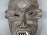un gros plan d'un masque avec des dents sur fond blanc
