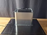 l'image d'un ordinateur portable posé sur une table en bois