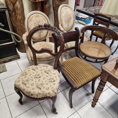 many chairs and stools that are sitting on the floor