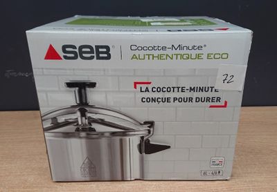 emballage d'un autocuiseur en acier inoxydable posé sur une table en bois