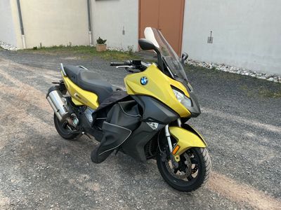 une moto jaune et noire garée sur le bord de la route