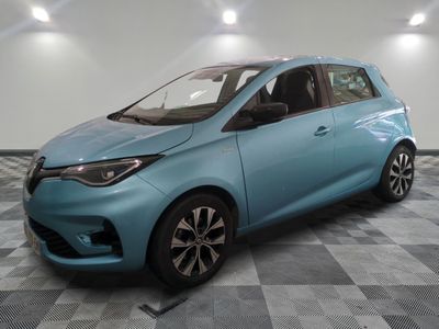 une photo d'une voiture bleue dans un showroom