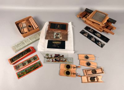 un grand nombre d'objets posés sur une table