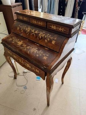 un petit bureau en bois surmonté d'un tiroir