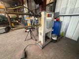 une machine qui se trouve dans un bâtiment