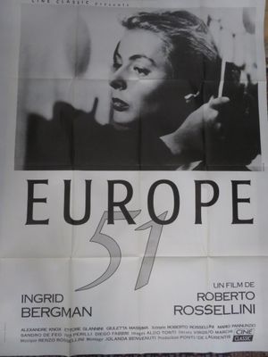 une vieille affiche de cinéma représentant une femme tenant un pistolet devant son visage