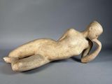 une image représentant une sculpture d'une personne allongée par terre