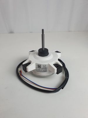 un moteur blanc auquel sont reliés de nombreux fils