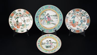 trois assiettes ornées de motifs asiatiques, posées sur un fond noir