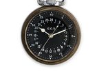 une horloge posée sur une surface blanche