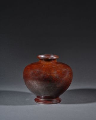 deux vases marron posés l'un à côté de l'autre sur une surface grise