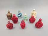 beaucoup de petits vases posés sur une table