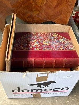 une boîte contenant quelques livres