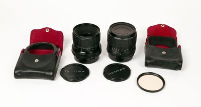 un objectif d'appareil photo, un étui pour appareil photo, un objectif d'appareil photo et un objectif d'appareil photo