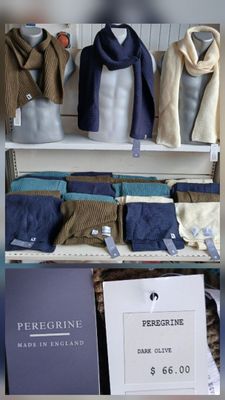 une photo d'un présentoir de vêtements pour hommes dans un magasin