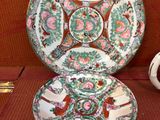 deux assiettes avec des motifs différents sur une table