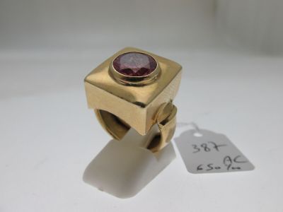 une photo en gros plan d'une bague sertie d'une pierre