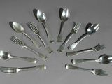 un grand nombre de cuillères et de fourchettes disposées en cercle