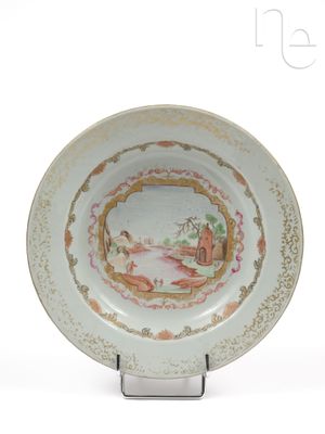 Chine Assiette à potage en porcelaine à décor polychrome des…