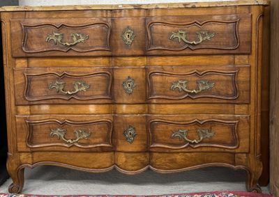 une commode en bois avec un plateau en marbre dans une chambre
