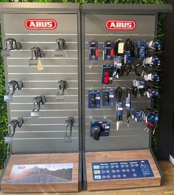 une exposition de divers outils accrochés au mur du magasin