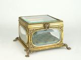 une boîte en verre surmontée d'un cadre doré