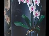une boîte contenant un bouquet de fleurs