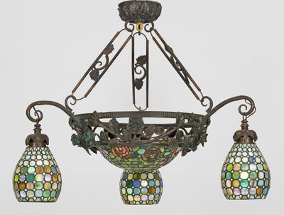 une image représentant un lustre avec deux lampes suspendues au plafond