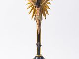 une statue de Jésus sur une croix, sur fond blanc