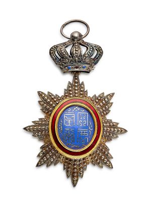 Gros plan sur une médaille surmontée d'une couronne