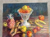une peinture représentant une coupe de fruits sur une table