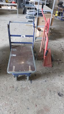 un chariot à roulettes et un diable dans un entrepôt