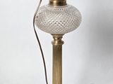 une lampe de table ancienne en laiton, avec un abat-jour en verre et un cordon