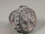 une image d'un gros plan d'un objet métallique sur une table