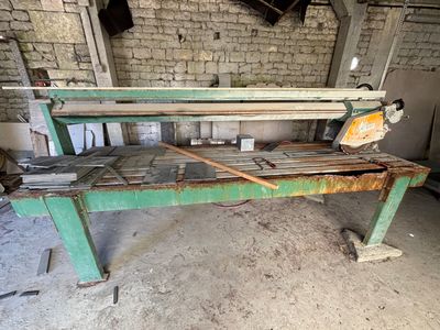 un banc en bois dans une pièce aux murs en briques