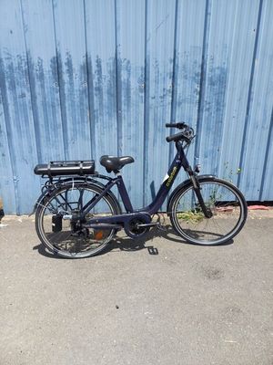 un vélo garé devant un mur bleu