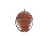 Le pendentif est composé d'une pierre de jaspe rouge et est muni d'une bélière en argent.