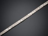 un vieux bracelet en argent avec un fermoir en diamant sur fond noir