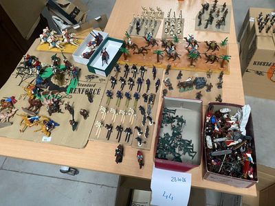 une table sur laquelle sont disposés de nombreux petits soldats