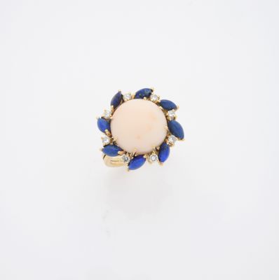 une image représentant une bague ornée de pierres bleues et blanches