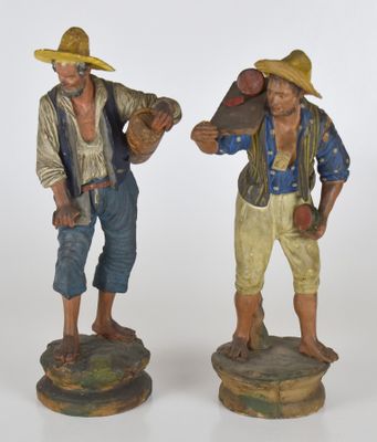 deux figurines représentant un homme et une femme coiffés d'un chapeau