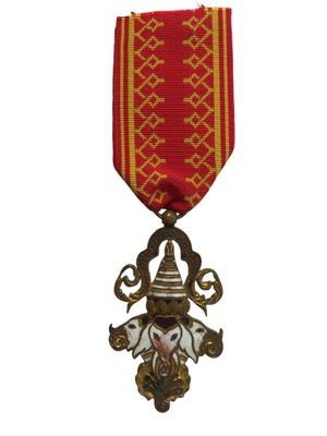 une image d'une médaille avec un ruban rouge sur fond blanc