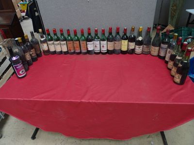 de nombreuses bouteilles de vin posées sur une table rouge