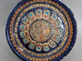 une photo d'une assiette bleue et dorée sur laquelle figure une image de Jésus