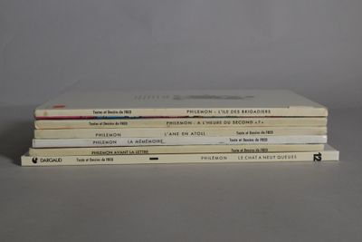 trois livres empilés sur une table