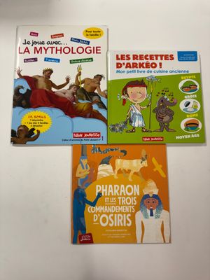trois livres pour enfants sont posés sur une surface blanche