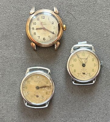 Trois types de montres différents sont présentés sur un fond gris