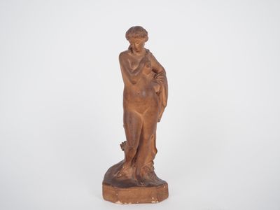 l'image d'une statue représentant une femme tenant un enfant dans ses bras