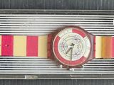 une photo d'une montre dans un étui en plastique