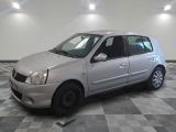 la photo d'une voiture argentée garée dans un garage